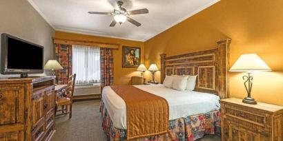 Day use room with work desk at La Hacienda Inn Alamodome/Riverwalk.