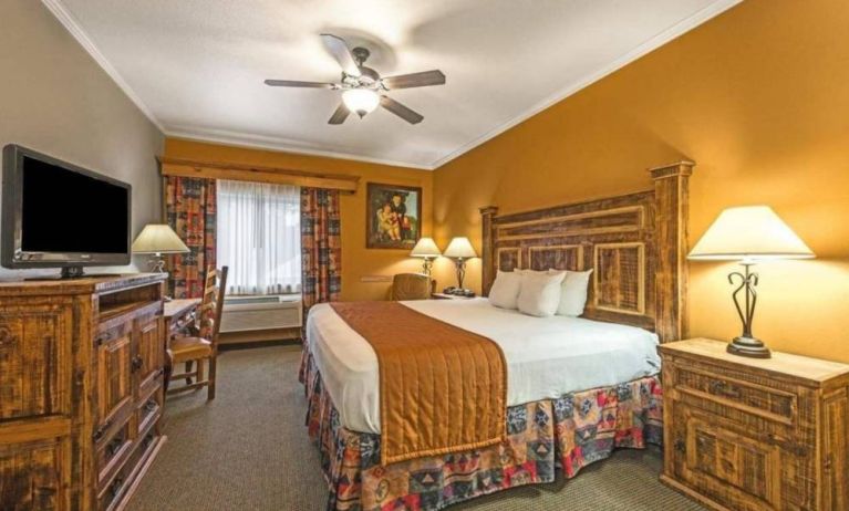 Day use room with work desk at La Hacienda Inn Alamodome/Riverwalk.