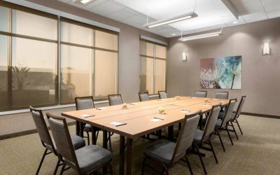 Professional meeting room at Springhill Suites By Marriott Belmont / Redwood Shores.