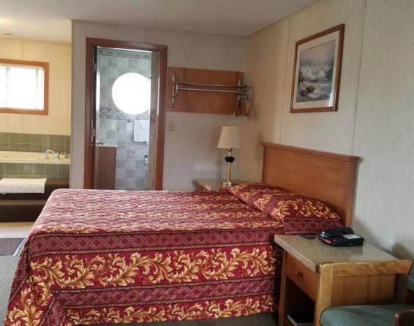 Day use room with bathtub at Milwaukie Inn Portland South.
