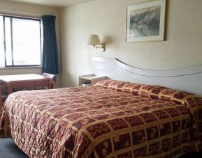 Day use room with dining table at Milwaukie Inn Portland South.
