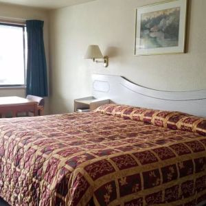 Day use room with dining table at Milwaukie Inn Portland South.