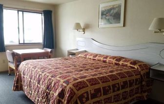 Day use room with dining table at Milwaukie Inn Portland South.