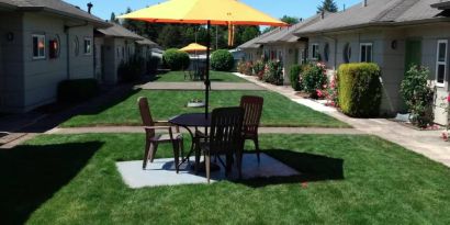 Lawn seating available at Milwaukie Inn Portland South.