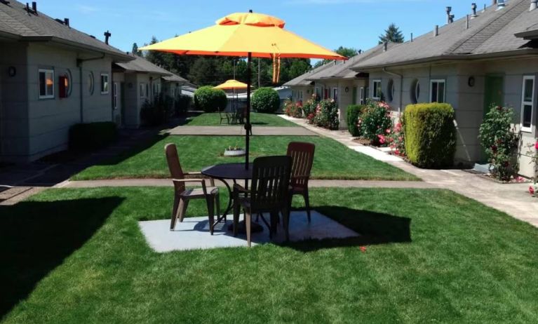 Lawn seating available at Milwaukie Inn Portland South.