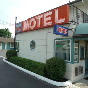 Hotel exterior at Milwaukie Inn Portland South.