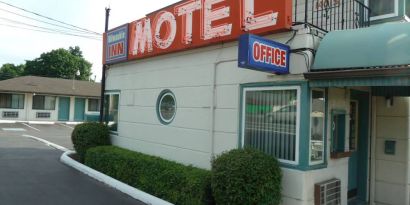 Hotel exterior at Milwaukie Inn Portland South.