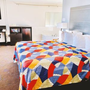 Day use room with bathtub at Coratel Inn & Suites By Jasper Northfield.