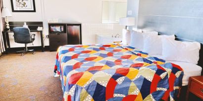 Day use room with bathtub at Coratel Inn & Suites By Jasper Northfield.