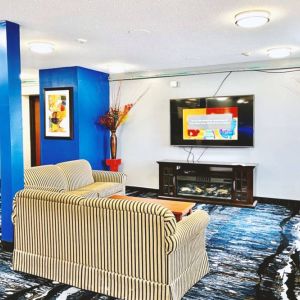 Lobby and coworking lounge at Coratel Inn & Suites By Jasper Northfield.