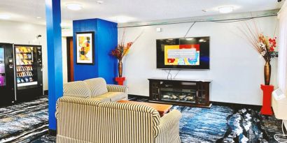 Lobby and coworking lounge at Coratel Inn & Suites By Jasper Northfield.