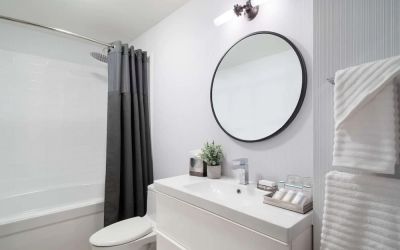 Guest bathroom with shower and bath at Hilton Garden Inn New York/Tribeca.