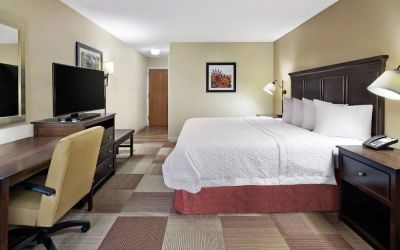 Day use room with work desk at Hampton Inn Dallas-Irving-Las Colinas.