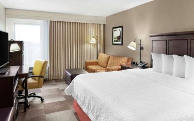 Day use room with work desk and sofa at Hampton Inn Dallas-Irving-Las Colinas.