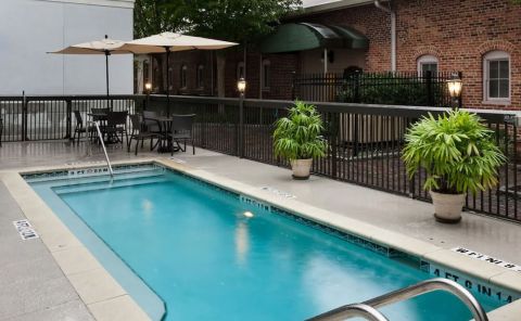 Hotel Hampton Inn & Suites Gainesville-Downtown image