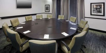 Meeting room at Hampton Inn & Suites Gainesville-Downtown.