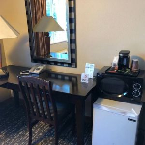 Work desk inside day use room at Shilo Inn Rose Garden.