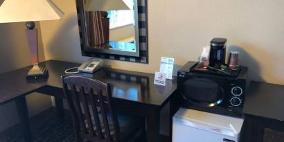 Work desk inside day use room at Shilo Inn Rose Garden.