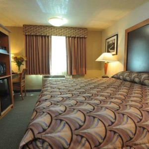 Day use room with work desk at Shilo Inn Rose Garden.