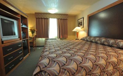 Day use room with work desk at Shilo Inn Rose Garden.