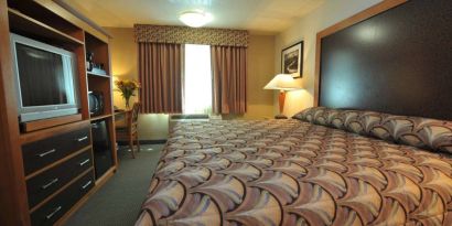 Day use room with work desk at Shilo Inn Rose Garden.