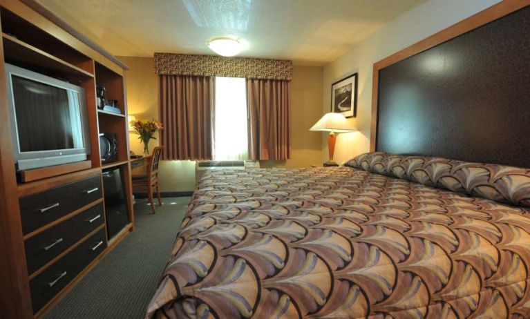 Day use room with work desk at Shilo Inn Rose Garden.