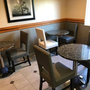 Breakfast area perfect for coworking at Shilo Inn Rose Garden.