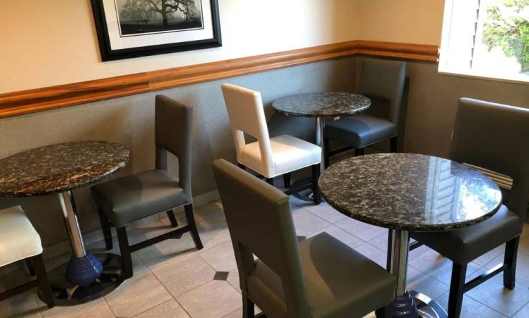 Breakfast area perfect for coworking at Shilo Inn Rose Garden.