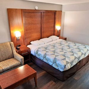 Day use room with sofa at Studio 6 Baltimore West - Catonsville.
