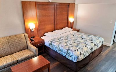 Day use room with sofa at Studio 6 Baltimore West - Catonsville.