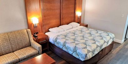 Day use room with sofa at Studio 6 Baltimore West - Catonsville.
