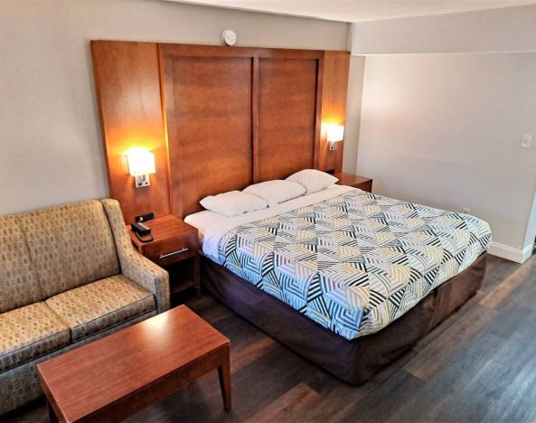 Day use room with sofa at Studio 6 Baltimore West - Catonsville.
