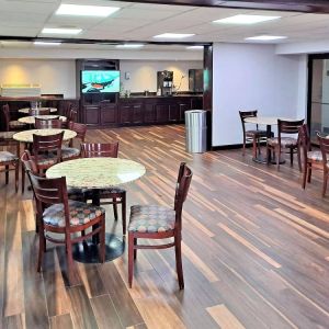 Dining area perfect for coworking at Studio 6 Baltimore West - Catonsville.
