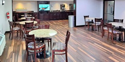 Dining area perfect for coworking at Studio 6 Baltimore West - Catonsville.