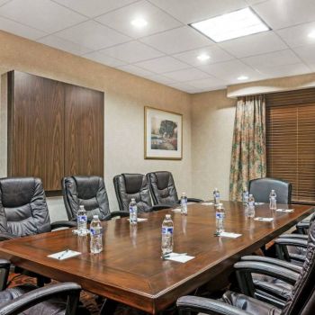 Hotel Wingate By Wyndham Winchester image
