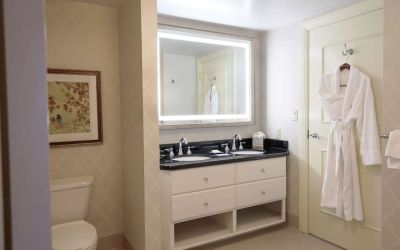 Spacious guest bathroom at Hilton Baton Rouge Capitol Center.