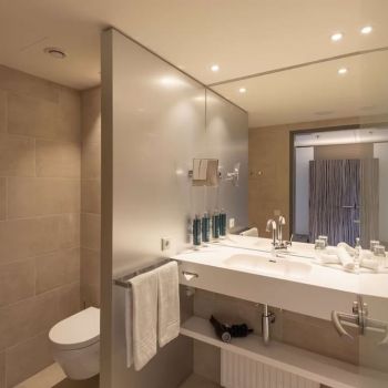 Hotel DoubleTree By Hilton Vienna Schonbrunn image