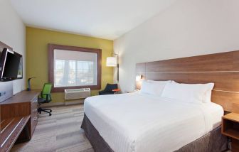 Holiday Inn Express & Suites Corona, Corona