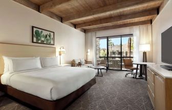 Delux king room with TV and natural light at DoubleTree Resort By Hilton Paradise Valley - Scottsdale.