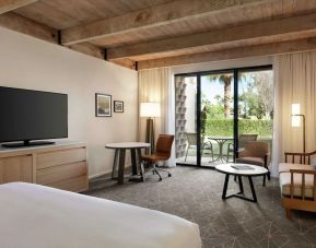 King bed with outdoor terrace at DoubleTree Resort By Hilton Paradise Valley - Scottsdale.
