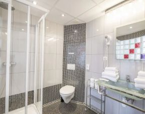 Guest bathroom with shower at Aparthotel AMMI Nice Massena.