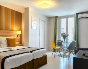 King room with dining area at Aparthotel AMMI Nice Massena.