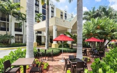 Outdoor seats available at Hyatt Place Fort Lauderdale Cruise Port.