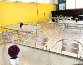 Dining and coworking space at Hotel Amigo Suites.