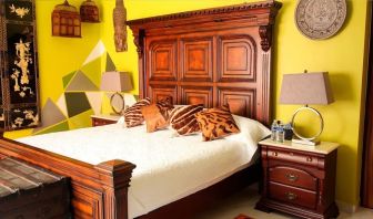 Bright king room available at Ekléctic Hotel Boutique.