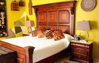 Bright king room available at Ekléctic Hotel Boutique.