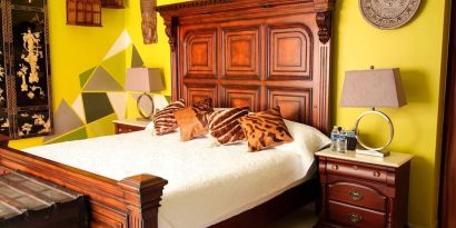 Bright king room available at Ekléctic Hotel Boutique.