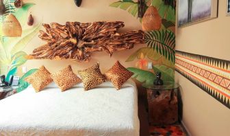 Delux king room with natural light at Ekléctic Hotel Boutique.