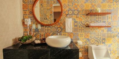 Pretty guest bathroom at Ekléctic Hotel Boutique.
