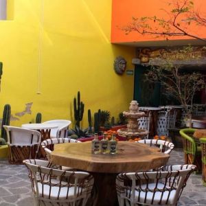 Dining and coworking space at Ekléctic Hotel Boutique.